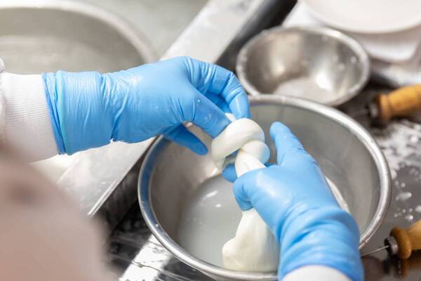 【速報】4月17日初開催・ディナーで職人がモッツァレラチーズ作り実演！宮城県産生乳100％使用チーズをアミューズに