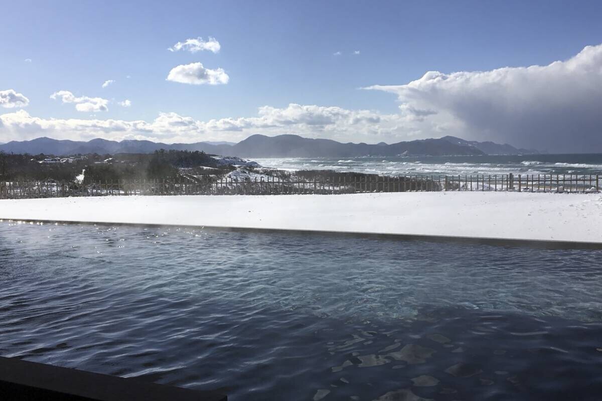 【海一望の温泉と至福のカニ料理で心も身体も満つ一時】高台より海を見下ろす舟形の宿で蟹づくしを愉しむ旅へ－海の京都・夕日ヶ浦温泉「一望館 はなれ櫂」