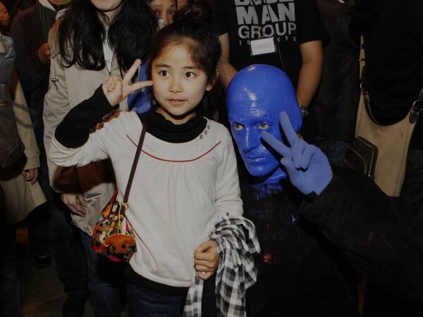 夏はワイワイ！みんなで行こう！「ブルーマングループジャパンツアー2024」お得な【グループ割】決定！！