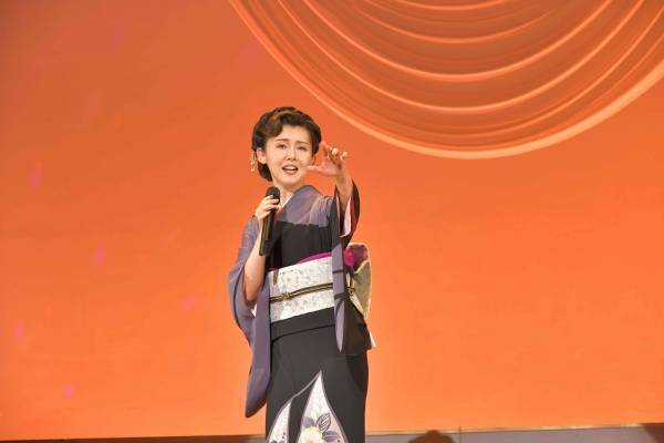 小桜舞子、地元コンサート開催にファン集結、大絶叫！満席のファンに嬉しい！「『海鳴り列車』を全国に走らせたい！」とヒット誓う