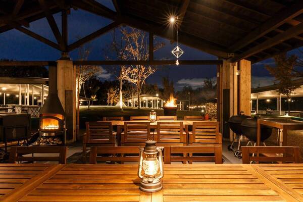 冬の夜を幻想的に照らす竹灯りの光と影が織りなすアート空間へようこそ！ 大阪ベイエリアの「ホテル・ロッジ舞洲」で11月30日から特別展示を開催