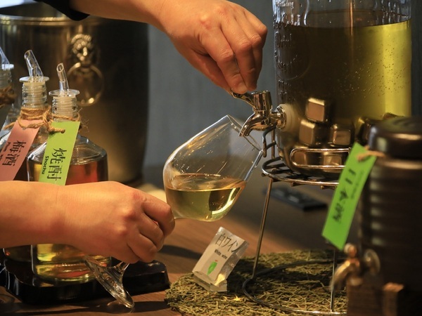 宮城・鳴子温泉の旅館に“こけしクリスマスツリー”が登場！ オールインクルーシブで過ごすクリスマス｜2024年12月