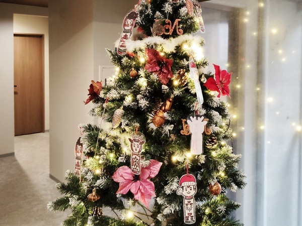 宮城・鳴子温泉の旅館に“こけしクリスマスツリー”が登場！ オールインクルーシブで過ごすクリスマス｜2024年12月