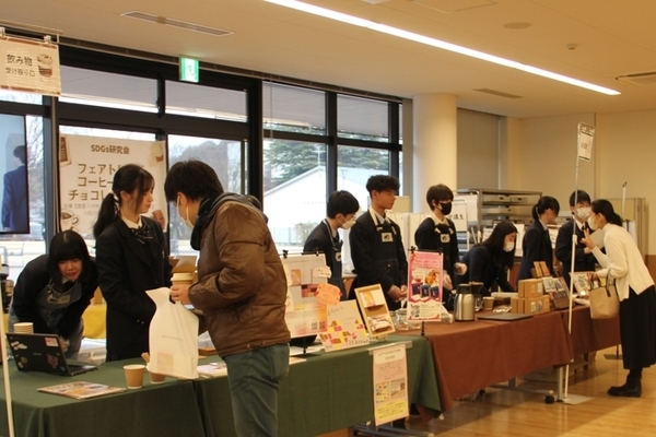 学生生活の甘酸っぱさやほろ苦さを「青春のフレーバー」に。 麗澤中学・高等学校の学生とマザーハウスのチョコレートブランド・LITTLE MOTHERHOUSEが 共同開発した「青春チョコレート」数量限定で発売。 2月23日（日）24日（祝）、生徒参加の販売会をマザーハウス本店で開催