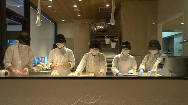 学生生活の甘酸っぱさやほろ苦さを「青春のフレーバー」に。 麗澤中学・高等学校の学生とマザーハウスのチョコレートブランド・LITTLE MOTHERHOUSEが 共同開発した「青春チョコレート」数量限定で発売。 2月23日（日）24日（祝）、生徒参加の販売会をマザーハウス本店で開催