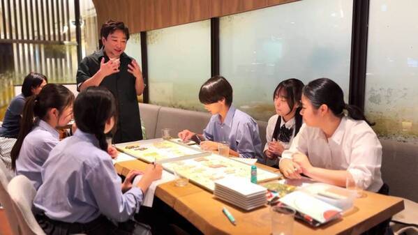 学生生活の甘酸っぱさやほろ苦さを「青春のフレーバー」に。 麗澤中学・高等学校の学生とマザーハウスのチョコレートブランド・LITTLE MOTHERHOUSEが 共同開発した「青春チョコレート」数量限定で発売。 2月23日（日）24日（祝）、生徒参加の販売会をマザーハウス本店で開催