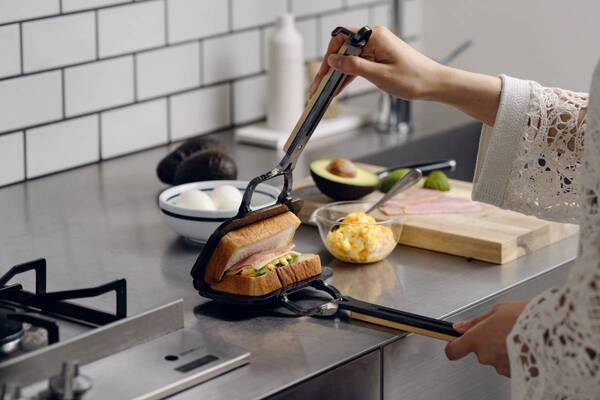 パンの耳がクリスピーな『ハネ』に進化する、新食感ホットサンドメーカー登場！