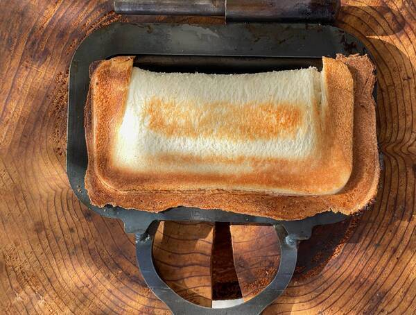 パンの耳がクリスピーな『ハネ』に進化する、新食感ホットサンドメーカー登場！