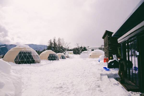 サウナの後に、雪にダイブして"ととのう"！？【長野県白馬村 初！】プライベートサウナ付きグランピング施設「From P」 プレオープン実施中！正式オープン2022年3月1日(火)