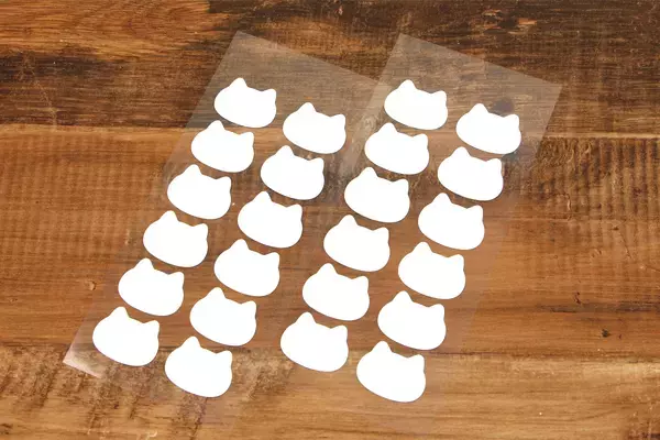 《SDGs商品》ご好評のため“猫・くま・ハート”のカタチを追加！2年かけて開発した素材から誕生の名前スタンプが押せる布用シールです。（布に指で貼ることができる「布ハレちゃん。のキレハシ」使用）