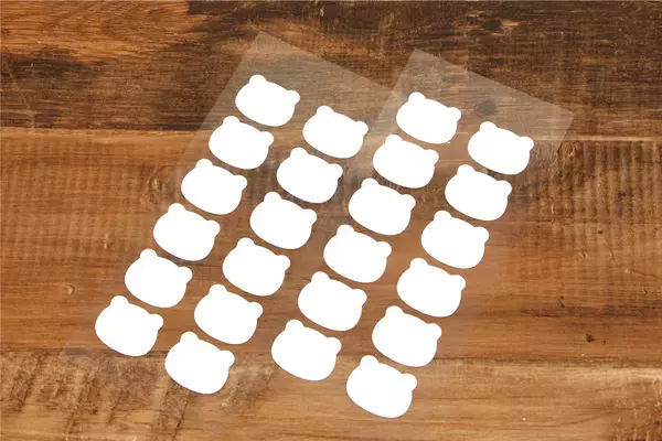 《SDGs商品》ご好評のため“猫・くま・ハート”のカタチを追加！2年かけて開発した素材から誕生の名前スタンプが押せる布用シールです。（布に指で貼ることができる「布ハレちゃん。のキレハシ」使用）