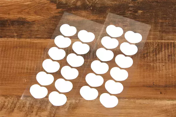 《SDGs商品》ご好評のため“猫・くま・ハート”のカタチを追加！2年かけて開発した素材から誕生の名前スタンプが押せる布用シールです。（布に指で貼ることができる「布ハレちゃん。のキレハシ」使用）