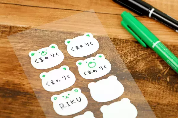 《SDGs商品》ご好評のため“猫・くま・ハート”のカタチを追加！2年かけて開発した素材から誕生の名前スタンプが押せる布用シールです。（布に指で貼ることができる「布ハレちゃん。のキレハシ」使用）