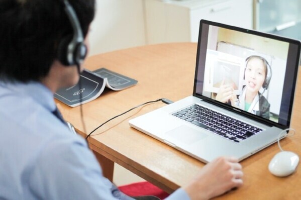 【QQEnglish／QQキッズ】暑すぎて外出ゼロでも、英語力は伸びる。“おうち留学”で夏を有効活用！