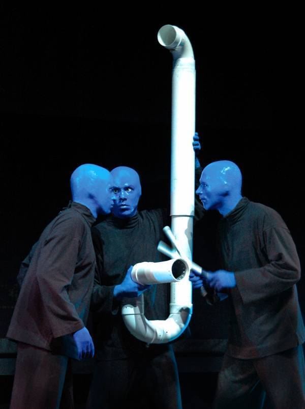 ブルーマングループ新宿公演限定公演のS席にグループ割引導入。複数枚購入で最大12,000円割引。