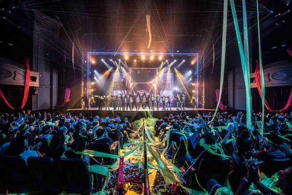 ブルーマングループ新宿公演限定公演のS席にグループ割引導入。複数枚購入で最大12,000円割引。