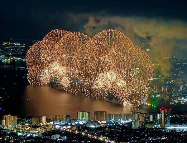 8/8「びわ湖大花火大会2025」開催日は時間を延長して営業を行います。 8/2.10.16はナイターイベント「ジャルダン・デ・ルミエール ～光の庭園～」を開催します。