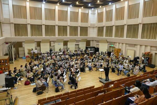 プロと一緒に吹奏楽が楽しめる大人気イベント「月イチ吹奏楽」が、ついに記念すべき第100回！ 指揮にShionの音楽監督 宮川彬良を迎えて、「宇宙戦艦ヤマト」「ゲバゲバ90分」そして「マツケンサンバⅡ」を大合奏！