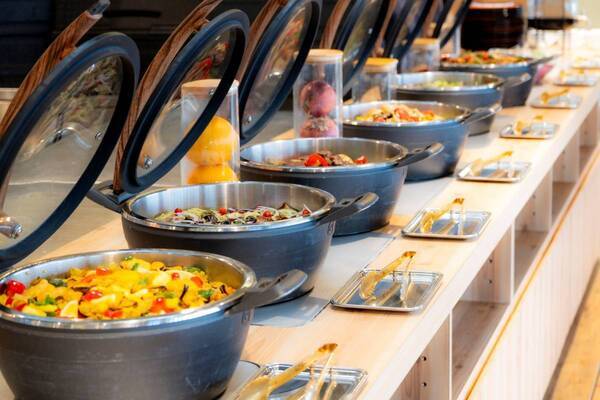 夏休みは家族で！海・肉・ビュッフェ三昧 ～小学生以下はドリンク飲み放題無料！オーシャンテラス夏フェア開催～