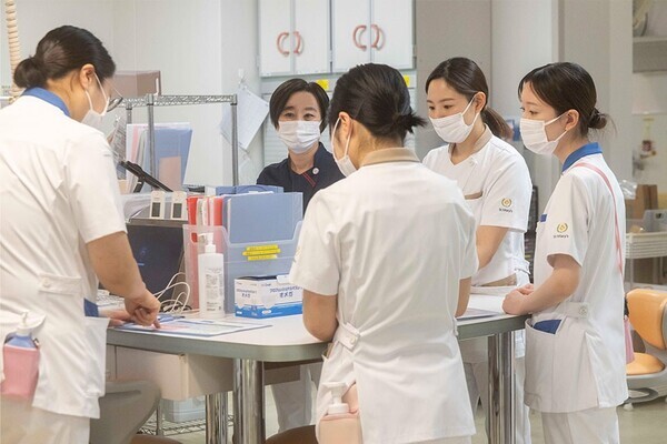 聖マリア病院 看護部のユニフォームをリニューアル：メディカルアパレルブランド「クラシコ」