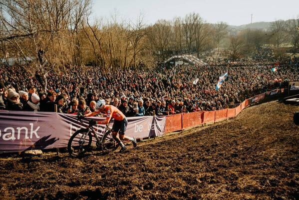 シクロクロス世界王者MVDPとCANYONが贈る、非売品ダッフルバッグプレゼントキャンペーン開催