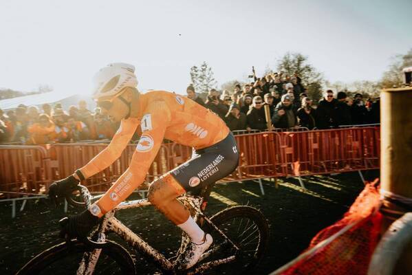 シクロクロス世界王者MVDPとCANYONが贈る、非売品ダッフルバッグプレゼントキャンペーン開催