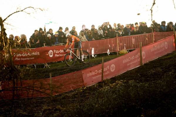 シクロクロス世界王者MVDPとCANYONが贈る、非売品ダッフルバッグプレゼントキャンペーン開催