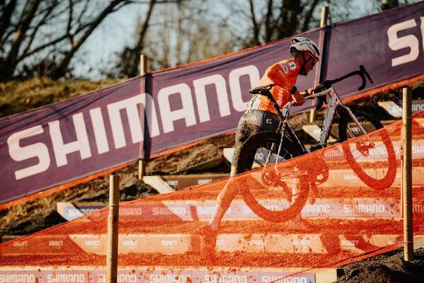 シクロクロス世界王者MVDPとCANYONが贈る、非売品ダッフルバッグプレゼントキャンペーン開催