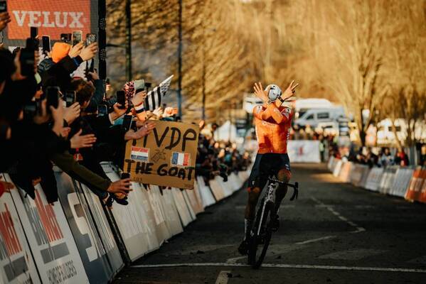 シクロクロス世界王者MVDPとCANYONが贈る、非売品ダッフルバッグプレゼントキャンペーン開催