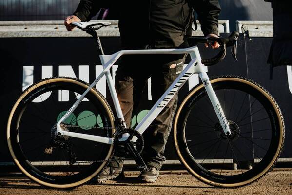 シクロクロス世界王者MVDPとCANYONが贈る、非売品ダッフルバッグプレゼントキャンペーン開催