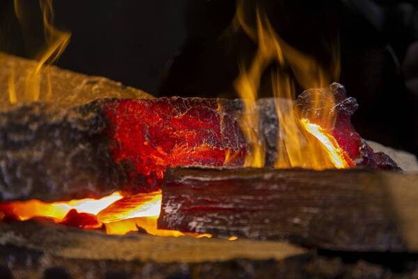 自在に色を変える“炎”で空間演出に新たな魔法を。フルカラーLED搭載のビルトイン電気暖炉が新登場