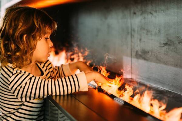 自在に色を変える“炎”で空間演出に新たな魔法を。フルカラーLED搭載のビルトイン電気暖炉が新登場