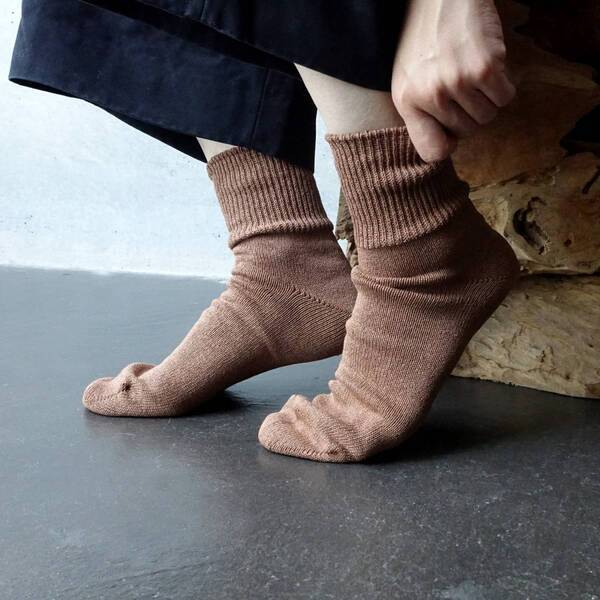 和紙のシャリ感と差し色で、夏から秋へ｜SOUKIの人気ローゲージソックスに新色登場（8月8日発売）