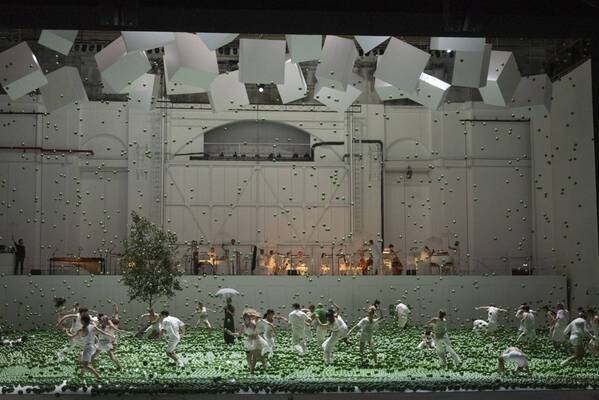 22歳以下200名限定、公開ゲネプロにご招待！「ＰＬＡＹ」アレクサンダー・エクマン／パリ・オペラ座 6万球の緑の雨が降るパリ・オペラ座の話題作「PLAY」が いよいよ７月東京に初上陸！