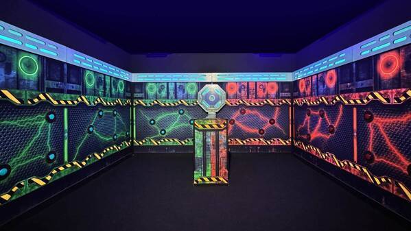 新アトラクション「タッチDEバトル」が8月1日(金)にオープン！  反射神経が試されるバトルアトラクション