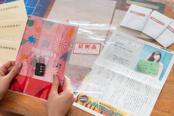 累計3万人以上が体験した、自宅に届く証拠品から物語が始まるリアル脱出ゲーム 「忘れ物探偵」シリーズの最新作 『忘れ物探偵と1万人の中に消えていった歌声』 2025年7月18日（金）発売決定！