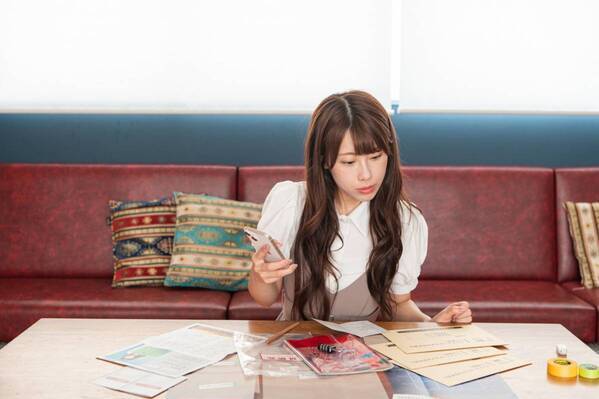 累計3万人以上が体験した、自宅に届く証拠品から物語が始まるリアル脱出ゲーム 「忘れ物探偵」シリーズの最新作 『忘れ物探偵と1万人の中に消えていった歌声』 2025年7月18日（金）発売決定！