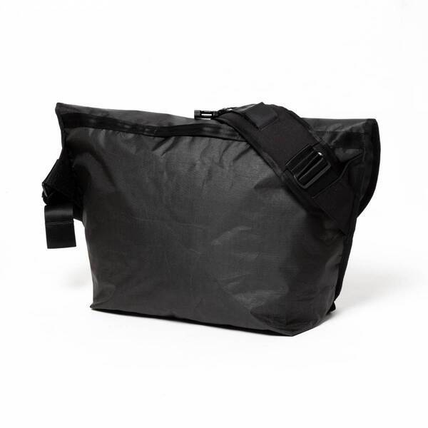 CHROME、meanswhileとコラボレーションした使うほどに和紙のような風合いに変化していくメッセンジャーバッグ2月15日発売