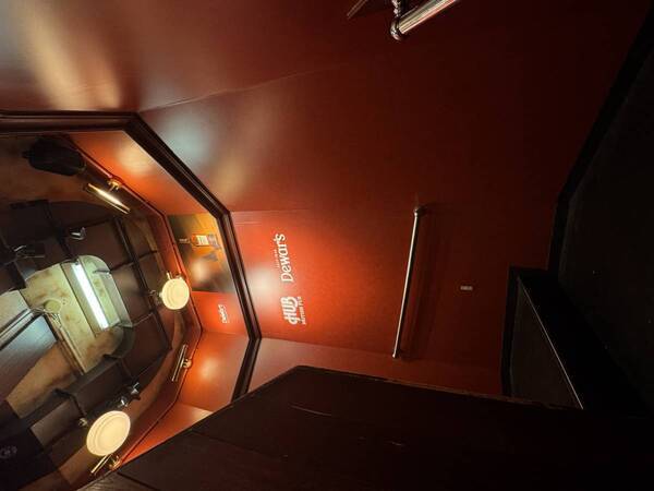 HUB渋谷センター街店限定！ブレンデッドスコッチウイスキー「デュワーズ」の装飾を施して営業中！