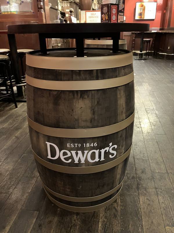 HUB渋谷センター街店限定！ブレンデッドスコッチウイスキー「デュワーズ」の装飾を施して営業中！