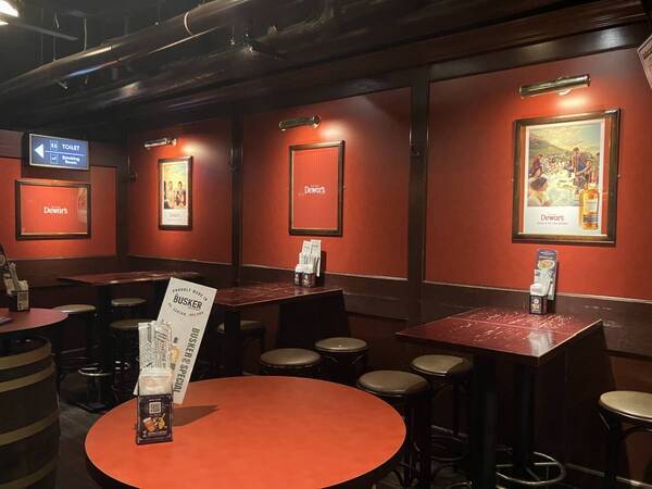 HUB渋谷センター街店限定！ブレンデッドスコッチウイスキー「デュワーズ」の装飾を施して営業中！