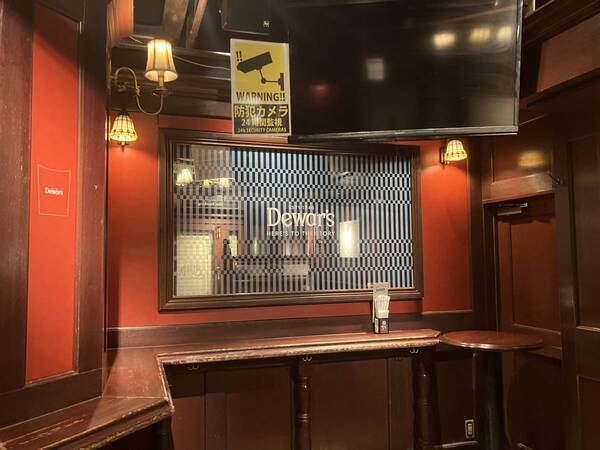 HUB渋谷センター街店限定！ブレンデッドスコッチウイスキー「デュワーズ」の装飾を施して営業中！