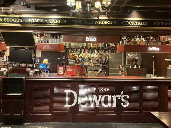 HUB渋谷センター街店限定！ブレンデッドスコッチウイスキー「デュワーズ」の装飾を施して営業中！