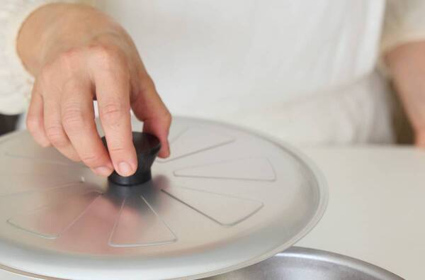 オレンジぺージ「うまくいくふた」7/18発売 植松良枝とのコラボで料理が“うまくいく”オリジナルふた開発