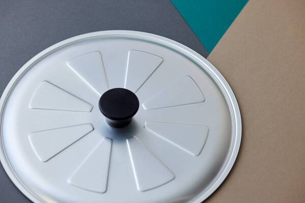 オレンジぺージ「うまくいくふた」7/18発売 植松良枝とのコラボで料理が“うまくいく”オリジナルふた開発