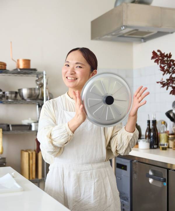 オレンジぺージ「うまくいくふた」7/18発売 植松良枝とのコラボで料理が“うまくいく”オリジナルふた開発