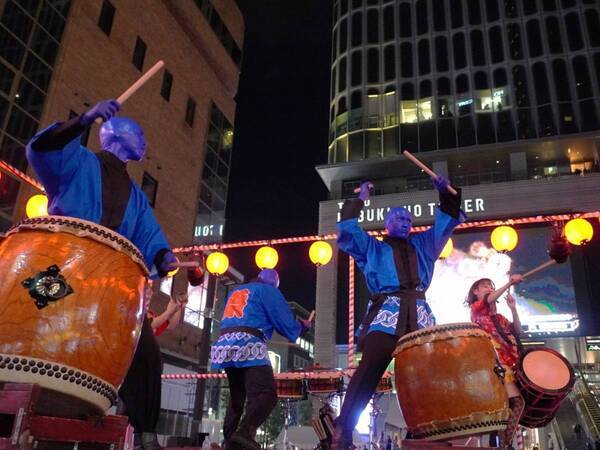 ブルーマン、歌舞伎町BON ODORIに電撃参戦！東京おとめ太鼓とのコラボで会場が熱狂！