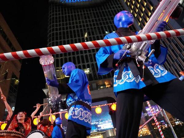 ブルーマン、歌舞伎町BON ODORIに電撃参戦！東京おとめ太鼓とのコラボで会場が熱狂！