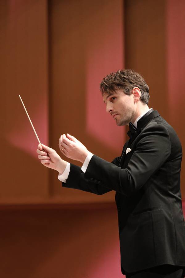 エバン・コール/Evan Call Orchestra Concert 〜 音楽と旅の現在地 メインビジュアルとセットリスト公開！　アニメ『葬送のフリーレン』、NHK大河ドラマ『鎌倉殿の13人』、 アニメ『ヴァイオレット・エヴァーガーデン』—— 数々の名作アニメ・ドラマの音楽を手がけてきた作曲家、Evan Call（エバン・コール）によるオーケストラコンサートが初開催！