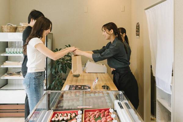地元姉妹と温泉旅館が手がける本格にぎり寿司店が夕日ヶ浦に誕生！「時季を彩る 佳松苑」料理長監修店